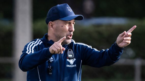 Leonardo Jardim lidera a comissão técnica do Cruzeiro desde fevereiro de 2025 (foto: Gustavo Aleixo/Cruzeiro)