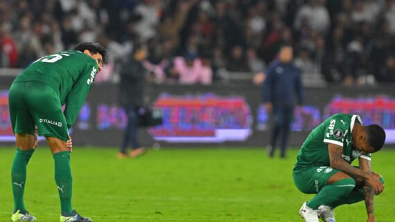 Jogadores do Palmeiras após derrota para a LDU pela semifinal da Copa Libertadores (foto: RODRIGO BUENDIA/AFP)