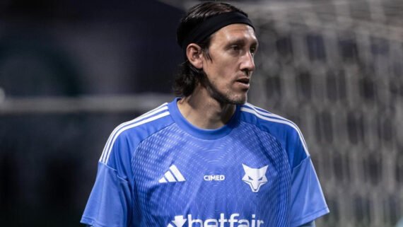 Cássio, goleiro do Cruzeiro, em aquecimento antes do jogo contra o Palmeiras, no Allianz Parque (foto: Caíque Coufal / Cruzeiro)