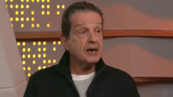 O jornalista Juca Kfouri de blusa de frio preta (foto: Reprodução/Uol)