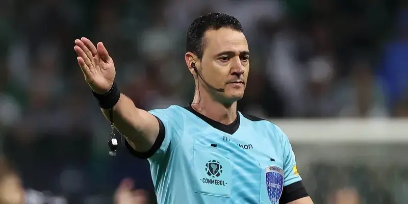 Juiz de Palmeiras x LDU preocupa visitantes por derrotas, amarelos e expulsões na Libertadores