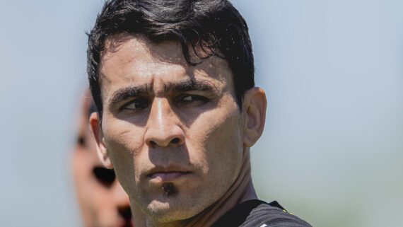 Junior Alonso, do Atlético, olhando para o lado (foto: Pedro Souza/Atlético)