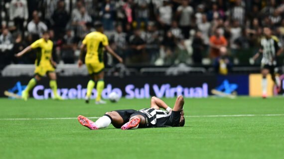 Júnior Santos se lamenta depois de lesão sofrida durante jogo do Atlético (foto: Leandro Couri/EM/D.A Press)