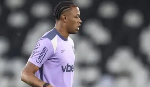 Kaio Pantaleão sai de campo chorando e preocupa o Botafogo