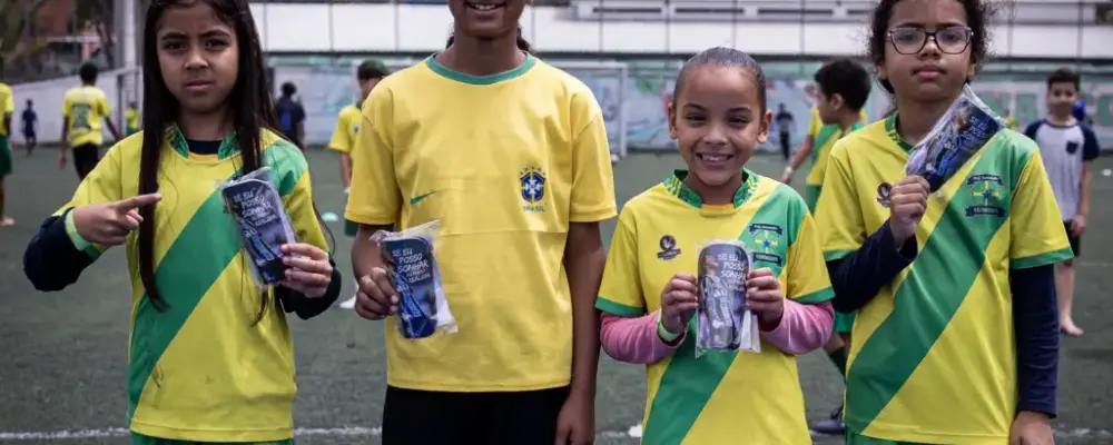 Lateral do Grêmio promoveu ação de Dia das Crianças com doação de caneleiras