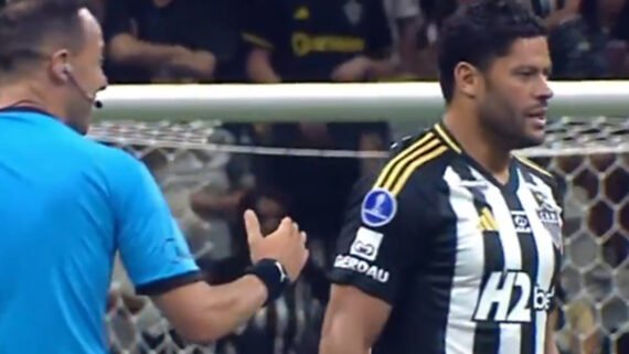 Hulk não apertou a mão do árbitro Esteban Ostojich (foto: Reprodução)