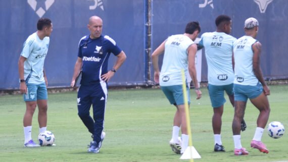 Leonardo Jardim, técnico do Cruzeiro, em treinamento na Toca da Raposa 2, em Belo Horizonte (foto: Gladyston Rodrigues/EM/D.A Press)