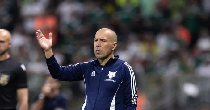 Leonardo Jardim vê Cruzeiro prejudicado e chama árbitros de ‘amadores’: Extremamente frustrado’