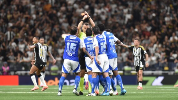 Jogadores do Cruzeiro questionam arbitragem por erro em empate por 1 a 1 com o Atlético (foto: Ramon Lisboa/EM/D.A. Press.)