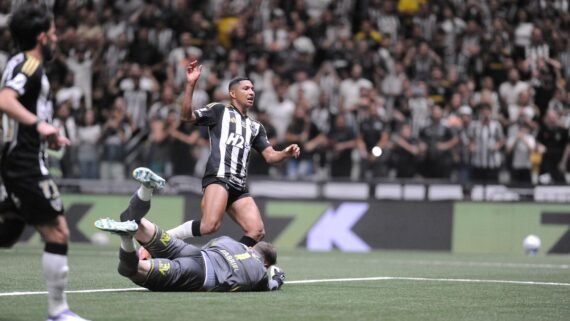 Autor do terceiro gol do Atlético contra o Sport, Rony se queixou de incômodo na coxa direita (foto: Alexandre Guzanshe/EM/D.A. Press)