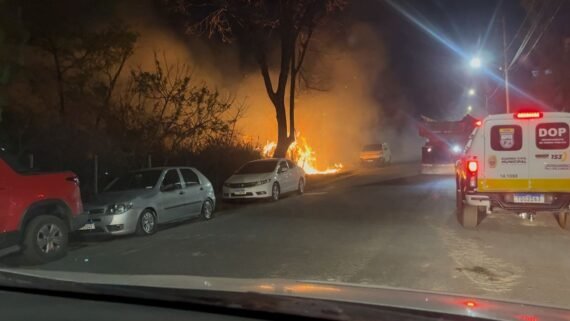 Incêndio em rua próxima à Arena MRV, estádio do Atlético (foto: Lucas Bretas/No Ataque)