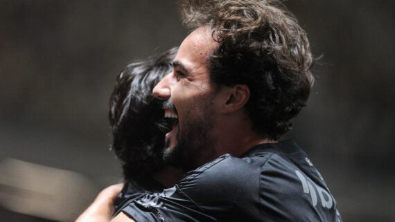 Igor Gomes abraça Biel durante comemoração de gol pelo Atlético na Arena MRV (foto: Alexandre Guzanshe/EM/D.A. Press)