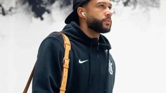 Memphis Depay em chegada à Neo Química Arena (Foto: Ag. Corinthians) (foto: Memphis Depay em chegada à Neo Química Arena (Foto: Ag. Corinthians))