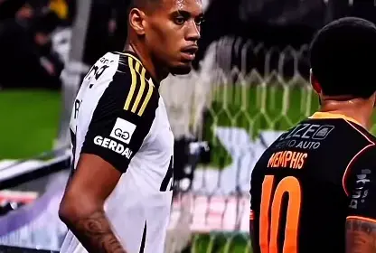Memphis debocha de zagueiro do Atlético-MG em vitória do Corinthians