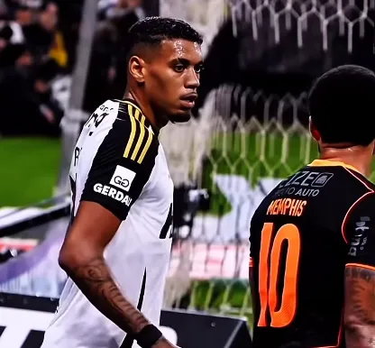 Memphis debocha de zagueiro do Atlético-MG em vitória do Corinthians