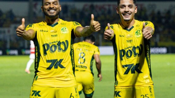 Reinaldo e Neto Moura comemoram a vitória do Mirassol (foto: Divulgação/Mirassol)