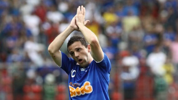 Montillo, ex-meia argentino, com a camisa do Cruzeiro (foto: Rodrigo Clemente/EM/D.A Press)