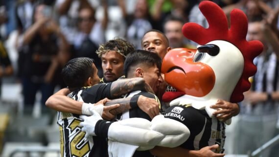 Alan Franco comemora gol pelo Atlético contra o Ceará com companheiros e o Galo Doido (foto: Ramon Lisboa/EM/D.A. Press)