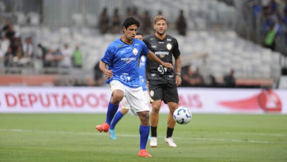 Léo, ex-zagueiro do Cruzeiro, no Desafio de Gigantes - partida festiva entres time de Alex e Ronaldinho (foto: Alexandre Guzanshe/EM/D.A. Press)