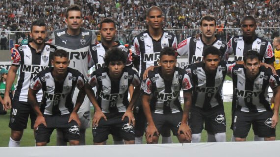 Atlético em 2015 com Dátolo, Victor, Rafael Carioca, Leonardo Silva, Lucas Prattos, Jemerson em pé; agachados : Carlos, Luan, Marcos Rocha, Douglas Santos, Leandro Donizete (foto: Rodrigo Clemente/EM/D.A Press - 9 de abril de 2015)