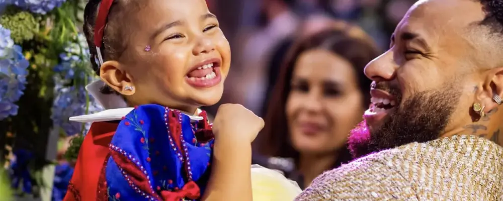 Neymar se veste de princesa para animar Mavie após filha quebrar o braço