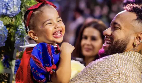 Neymar se veste de princesa para animar Mavie após filha quebrar o braço