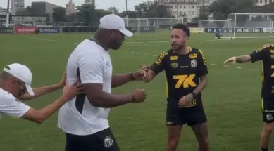 Neymar se ‘vinga’ de segurança após bolada que acertou sua filha no jogo do Santos