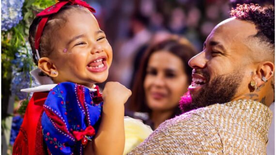 Neymar Jr. segurando sua filha Mavie de dois anos no colo (foto: Divulgação/Neymar.Jr)