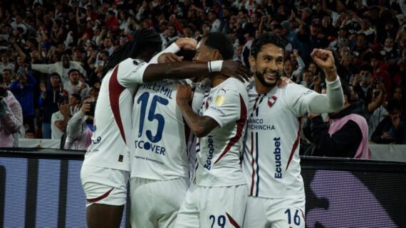 LDU comemora gol sobre o Palmeiras na Libertadores (foto: Divulgação/LDU)