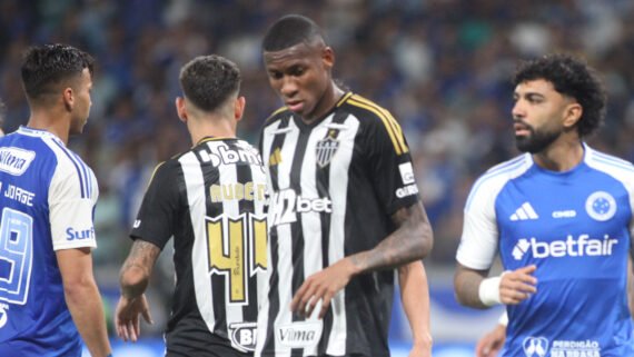 Patrick, volante do Atlético, em ação no Mineirão durante clássico contra o Cruzeiro (foto: Edesio Ferreira/EM/D.A. Press)