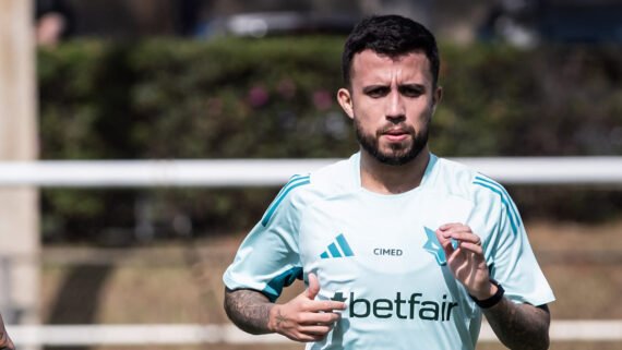 Matheus Henrique, volante do Cruzeiro, na Toca da Raposa (foto: Gustavo Aleixo/Cruzeiro)