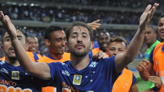 Everton Ribeiro com a camisa do Cruzeiro em 2014 (foto: Marcos Michelin/Arquivo EM/D.A Press)