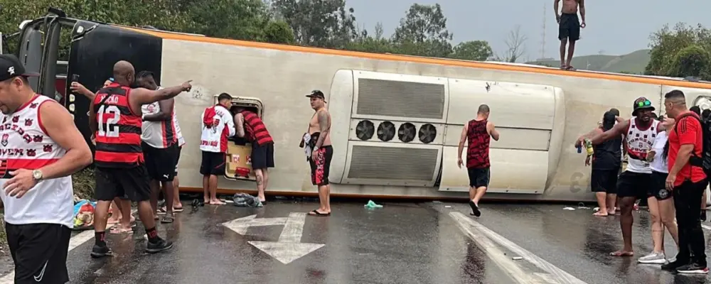 Ônibus com torcedores do Flamengo capota na Dutra e deixa 16 feridos