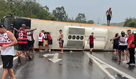 Ônibus com torcedores do Flamengo capota na Dutra e deixa 16 feridos