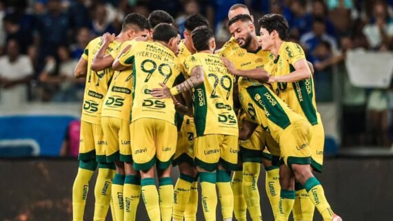 Elenco do Mirassol na partida contra o Cruzeiro (foto: Pedro Zacchi/Agência Mirassol)