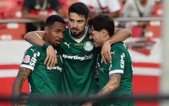 Palmeiras cresce na hora decisiva e assume liderança do Brasileirão