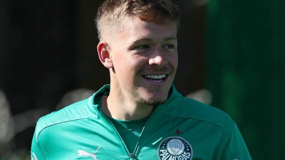 Bruno Fuchs sorri durante treino do Palmeiras (foto: Cesar Greco/Palmeiras)