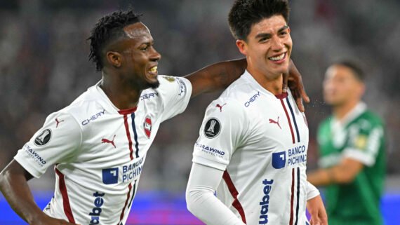 Jogadores da LDU comemoram gol contra o Palmeiras pela Libertadores (foto: RODRIGO BUENDIA/AFP)