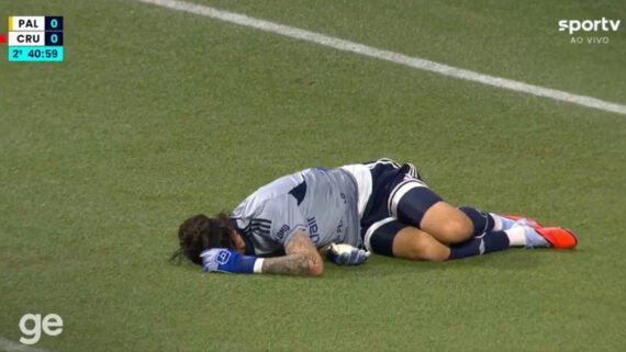 Goleiro do Cruzeiro, Cássio caiu no gramado do Allianz Parque ao ser atingido por uma garrafa durante o empate sem gols com o Palmeiras, pelo Brasileiro (foto: Reprodução/SporTV)
