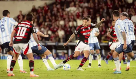 Pedro fratura antebraço e pode desfalcar Flamengo em até um mês