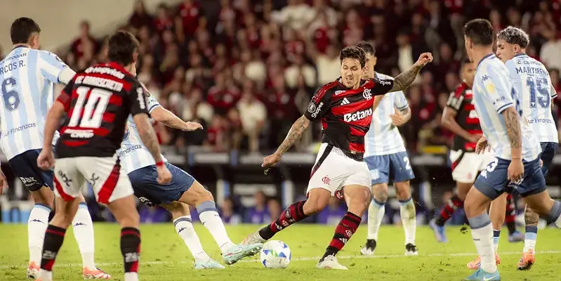 Pedro fratura antebraço e pode desfalcar Flamengo em até um mês