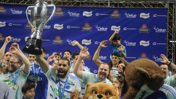 Walace, capitão do Cruzeiro, ergue a taça do 17º Campeonato Mineiro Masculino de Vôlei conquistado pelo Cruzeiro (foto: Alexandre Guzanshe/EM/D.A Press)