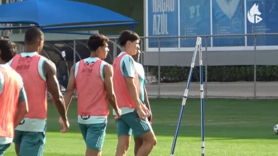Rayan Lelis, atacante da base do Cruzeiro, em treinamento com a equipe principal na Toca da Raposa 2, em Belo Horizonte (foto: Reprodução/TV Cruzeiro)