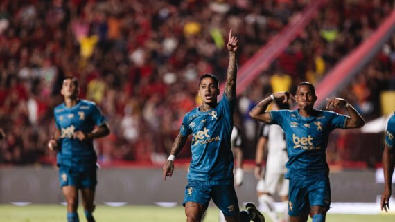 Matheusinho comemora gol pelo Sport contra o Corinthians (foto: Paulo Paiva/ Sport Recife)