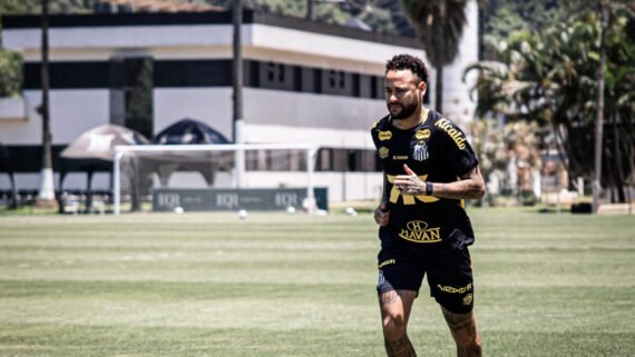 Neymar corre em campo durante treino do Santos no dia 24 de outubro (foto: Raul Baretta/ Santos FC)