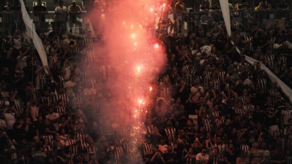 Torcedores do Atlético na Arena MRV durante clássico contra o Cruzeiro, pelo Campeonato Brasileiro (foto: Alexandre Guzanshe/EM/D.A. Press)