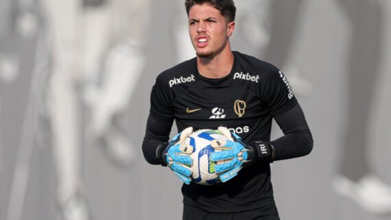 Felipe Longo, goleiro do Corinthians, segura bola durante treino (foto: Rodrigo Coca/Agência Corinthians)