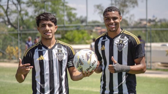 Pascini (lateral-esquerdo) e Cauã Soares (atacante), dois dos destaques do time sub-17 do Atlético (foto: Divulgação/X/@GaloNaBase)