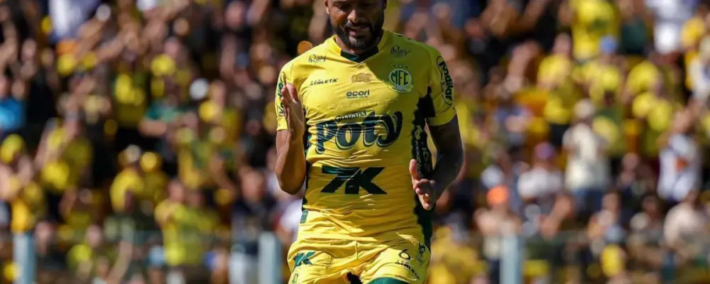 Reinaldo entra para a história e se firma entre os maiores laterais artilheiros do Brasileirão