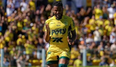 Reinaldo entra para a história e se firma entre os maiores laterais artilheiros do Brasileirão